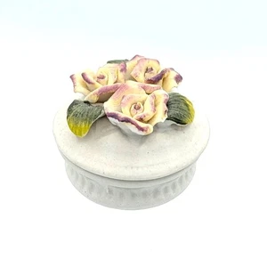 Vintage kleine 1,5" Biskuit Porzellan Schmuck Schale mit Deckel 3 Rosen Blumen Blätter - Bild 1 von 7