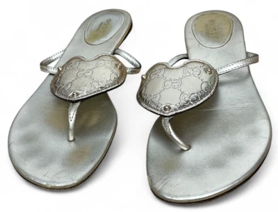 Sandalias Gucci Mujer 8 B Plateadas Corazón Hinchado Cuero Metálico Chanclas Tanga Foto 1 de 4