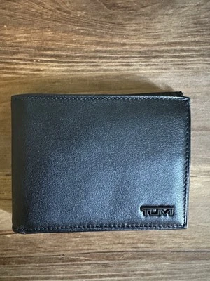 Cartera TUMI Delta SLG Doble Doble Doble Doble Plegable Cuero Negro Cerradura de Identificación Costuras Rojas Nueva sin Etiquetas Foto 1 de 4
