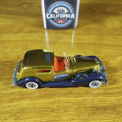 Guardabarros Hot Wheels California Custom Classic Cadillac dorado cromo azul pared blanca Foto 1 de 4