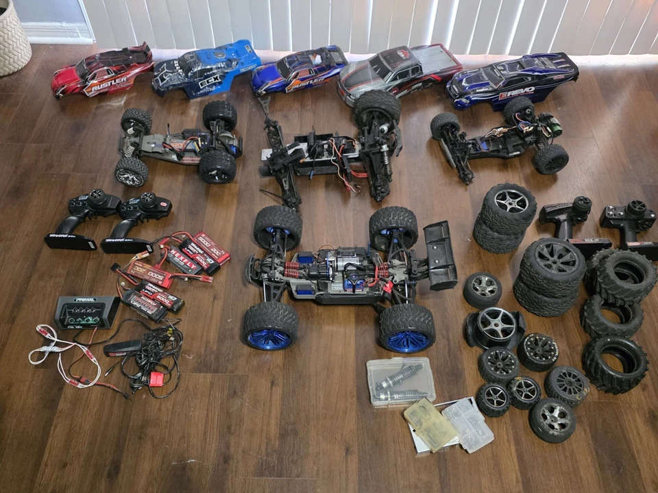 Gran Lote Traxxas E-Revo 1/10 RTR - 4 Mandos a Distancia - 3 Chasis - Ruedas y Baterías Foto 1 de 4