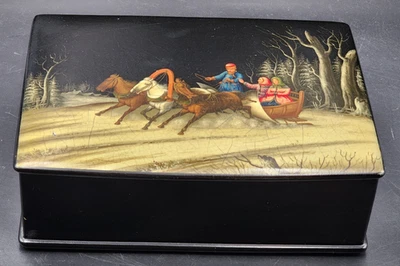 Boite russe en Bois laqué noir et peinte d'une Scène de Troika, du 19ème Siècle - Photo 1/4