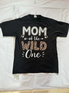 Schwarzes T-Shirt "Mom of the Wild One" - Gepardenmotiv, Größe L - Bild 1 von 6