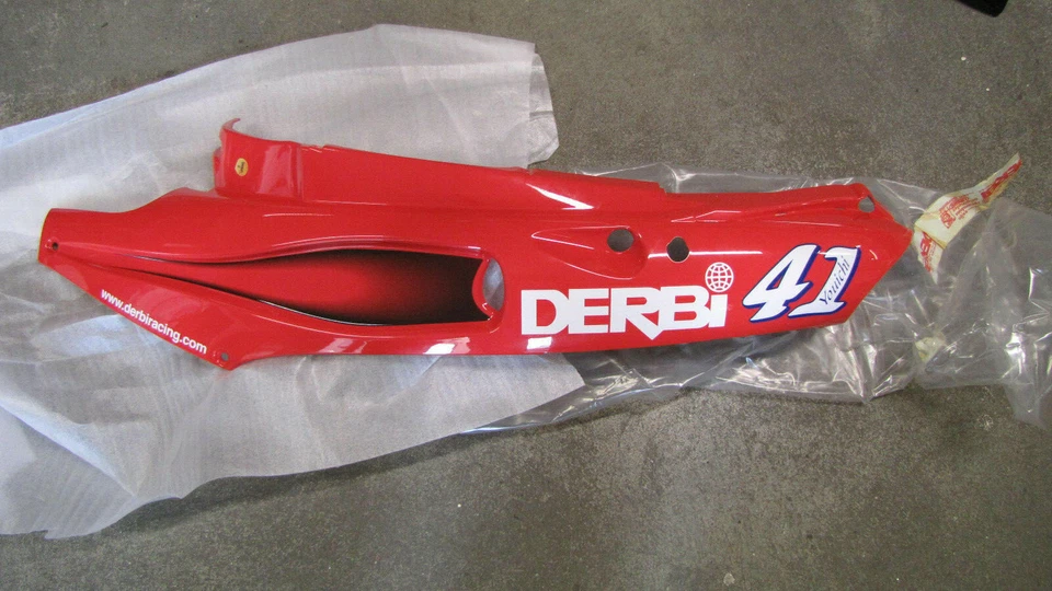 Panel Lado Izquierdo Rojo Derbi Predator 00G00510701 Foto 1 de 1