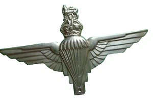 Insignia de tapa de regimiento de paracaidistas de la Segunda Guerra Mundial KC deslizador de metal blanco vintage original - Imagen 1 de 3