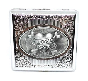 Estuche de cigarrillos Fujima tamaño king emblema "Love Sucks" de metal de una cara - Imagen 1 de 6