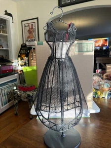 Maniquí con forma de vestido de mesa alambre de metal con soporte 17 1/2” muy lindo - Imagen 1 de 24