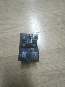 SIEMENS Q220 CIRCUIT BREAKER 20AMP, 2 POLE, 120/240V - Picture 1 of 7