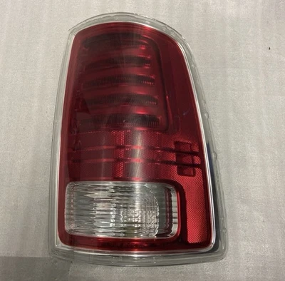 Luz trasera halógena lateral derecha Ram 1500/2500/3500 2013-2021 OEM 68093078AC Foto 1 de 4
