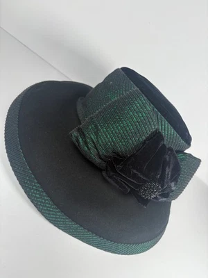 Sombrero para mujer Whittall & Shon 100 % lana negro y verde esmeralda con detalle de lazo Foto 1 de 4