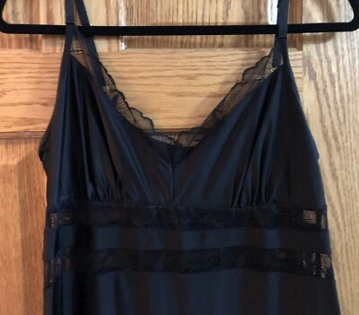 Camisón de segunda mano marca Black Commando sedoso completo con detalles de encaje Foto 1 de 4
