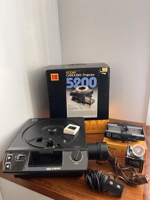 Kodak Carousel 5200 Slide Projector with Remote, 80 Slide Tray, and Original Box - Image 1 of 4