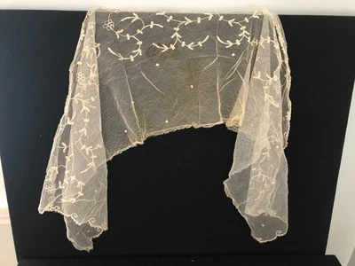 Lenço ou xale antigo bordado líquido Fichu leve, triangular, 50 x 13" marfim - Imagem 1 de 4