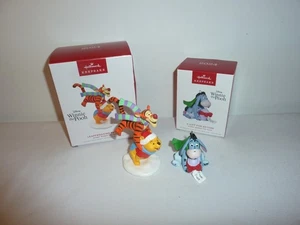 2024 Hallmark Winnie the Pooh con Tigro + Ricordi Occhiello Decorazioni Natalizie - Foto 1 di 4