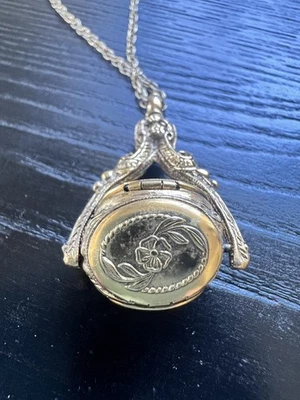 Collar de cadena vintage marca 1928 con colgante de 3 medallones tono dorado  Foto 1 de 4