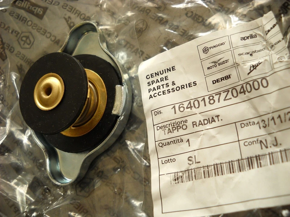 TAPPO RADIATORE PORTER ORIGINALE PIAGGIO 1640187Z04000 - Immagine 1 di 1