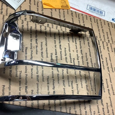 Tapicería de puerta de faros cromados Nos Ford F2TZ-13064-G  Foto 1 de 4