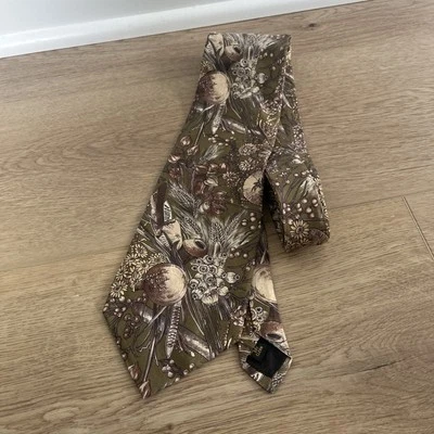 Nueva Corbata Vintage BILL BLASS 100% Seda Bonito Diseño Oliva, Marrón y Crema Foto 1 de 4