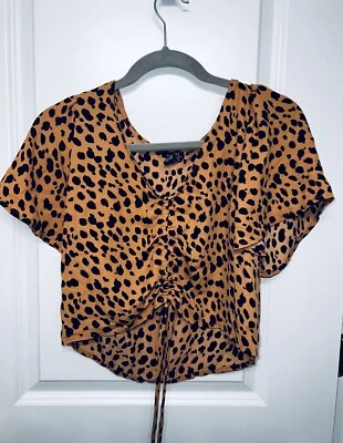 Top corto Rue 21 para mujer con estampado de animales manga acampanada talla pequeña Foto 1 de 4