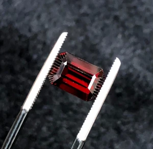4.26 Carat Rodolight Garnet Emerald shape loose gemstone from Afghanistan - Picture 1 of 6