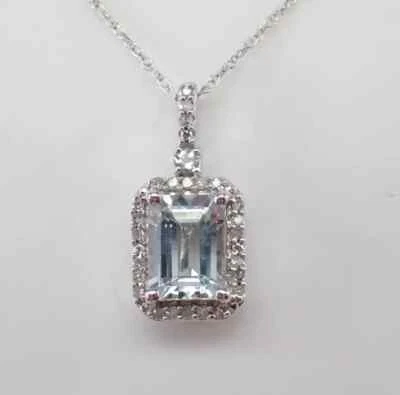 Colgante con halo de aguamarina de corte esmeralda de 2 quilates enchapado en oro blanco de 14 quilates de 18" Foto 1 de 4