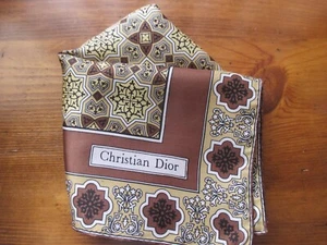 CHRISTIAN DIOR pañuelo de bolsillo azul y dorado con micro patrón abstracto - Imagen 1 de 3