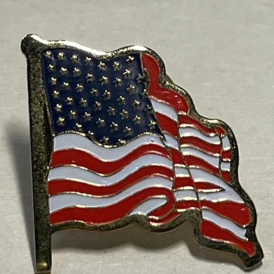 Pin de solapa bandera hecho en Unión EE. UU. esmalte tono dorado patriótico I.A.M. LU 447 Waving Foto 1 de 4