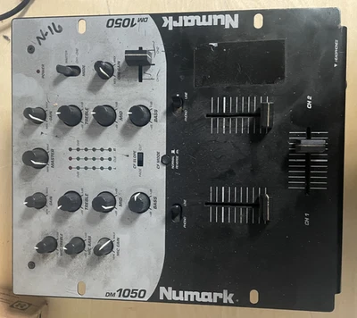 DJ-микшер Numark DM1050 2-канальный — б/у / непроверенный — на запчасти или для ремонта - Изображение 1 из 3