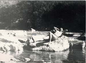 Foto soviética de 1960 Joven desnudo en el río... Está aburrido y bosteza - Imagen 1 de 2