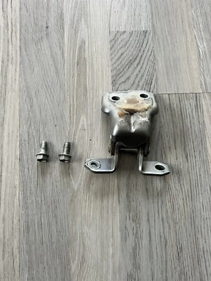 Bisagra de puerta inferior delantera derecha del lado del pasajero 10-13 OEM Suzuki Kizashi Foto 1 de 4