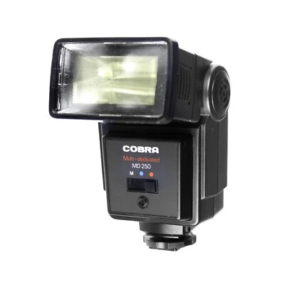 Cobra Nikon Dedicated Bounce Zoom Flash For 35mm SLR Cameras MD 250 - Image 1 of 4