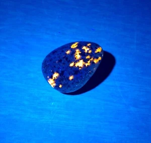 Sodalite Naturale - Pietra Emberlite UV Reattiva Fluorescente Yooperlite - Pietra Preziosa - Foto 1 di 4