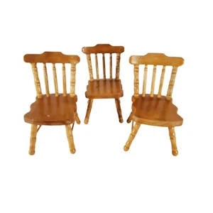 Juego de 3 sillas miniatura rubias con respaldo de husillo para casa de muñecas 1:12 - Imagen 1 de 7