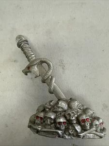 Statuina Spoontiques 4,5” Peltro Excalibur Spada Teschi Cristalli HMR1670 - Foto 1 di 3