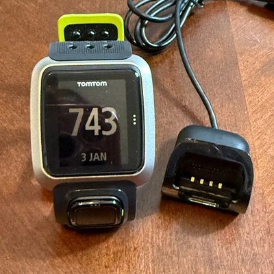 Reloj GPS Multideporte TomTom Modelo 8RGO con Base Cargador - Negro/Amarillo Foto 1 de 4