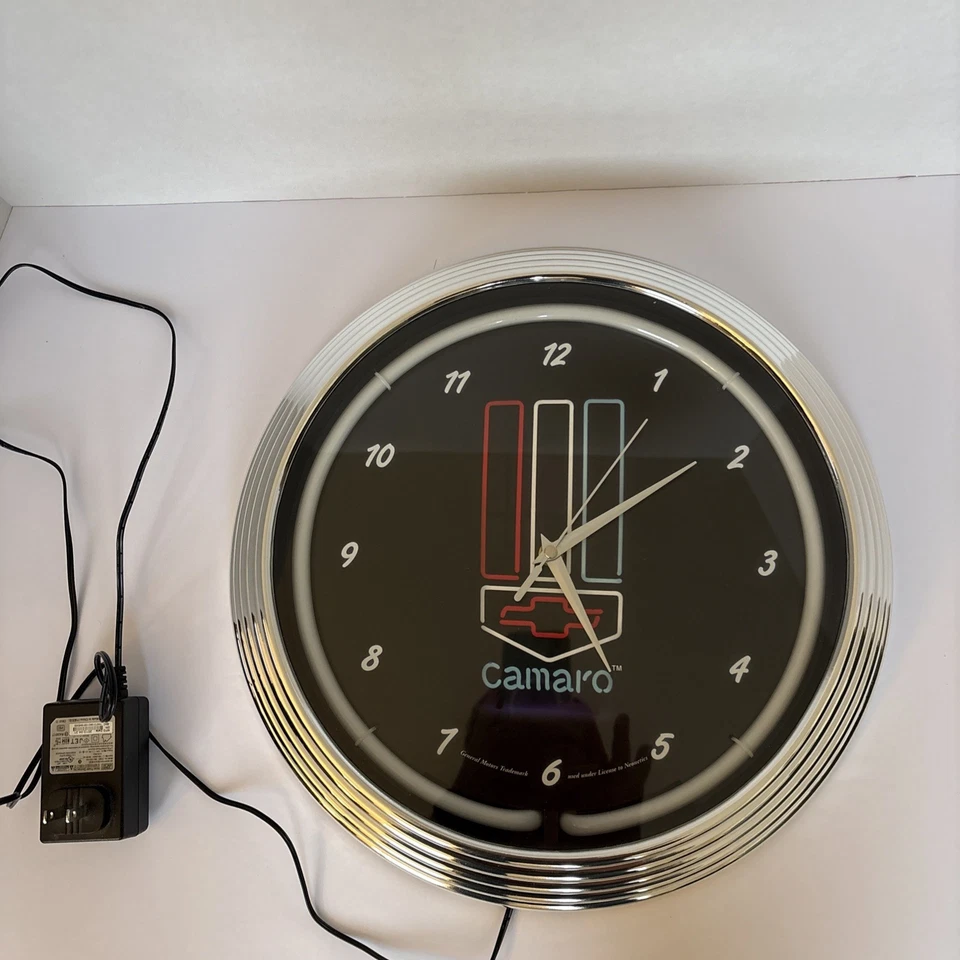 Reloj de pared colgante Chevrolet Camaro con pajarita y luz de neón azul   Foto 1 de 2
