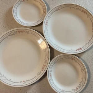Set Of 2 Dinner And 2 Bread Vintage Corelle Corning Vitrelle TULIP ROSE Plates - Picture 1 of 6