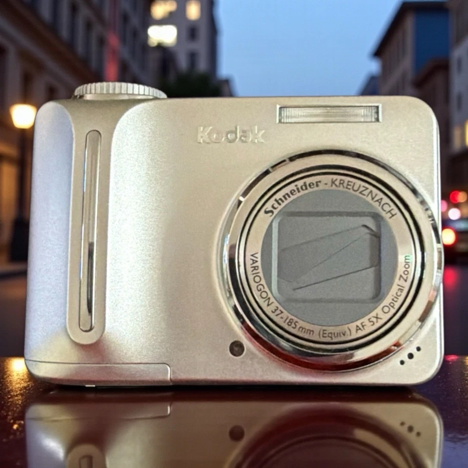 Kodak EasyShare C875 Digital Camera 8MP, Silver, 5X Optical Zoom, LCD Display - Image 1 of 1