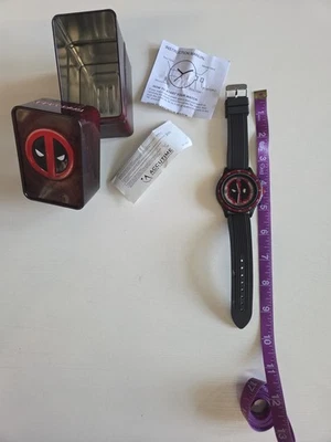 OFFICIAL MARVEL DEADPOOL COMIC ANALOG WATCH W/ LIGHT UP BUTTON & COLLECTORS TIN - Image 1 of 4
