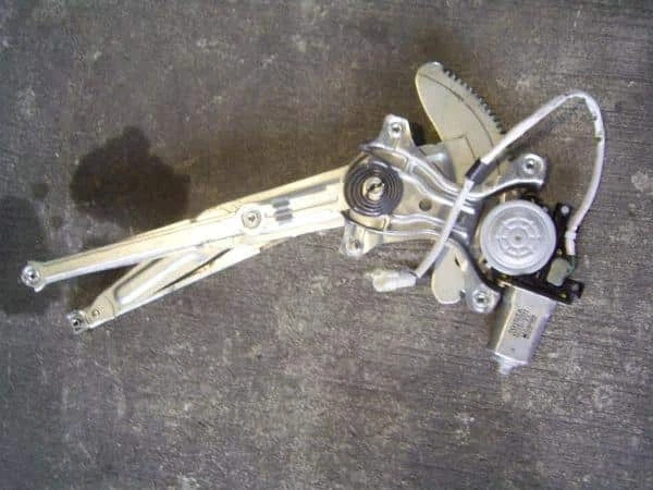 Regulador puerta trasera derecha Toyota Corolla Spacio 1997 [usado] [PASKU385578] Foto 1 de 1