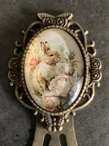 Lesezeichen Hase mit Rosen – Vintage Bronze – Harz Cabochon 18×25 mm - Bild 1 von 5