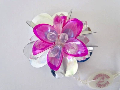 Broche vintage Y2K Blumarine rosa floral plástico y diamantes de imitación stock muerto Foto 1 de 4