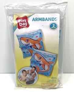 2 brazaletes inflables estampados de tiburones Play Day en azul edades 3-6 NUEVAS alas de agua - Imagen 1 de 2