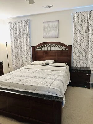 Cama Queen, mesa auxiliar, tocador con espejo y lámpara Foto 1 de 4