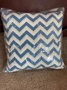 Pillow Perfect Indoor Throw Pillow 18.5" x 18.5" Blue Chevron Print NEW - Picture 1 of 5