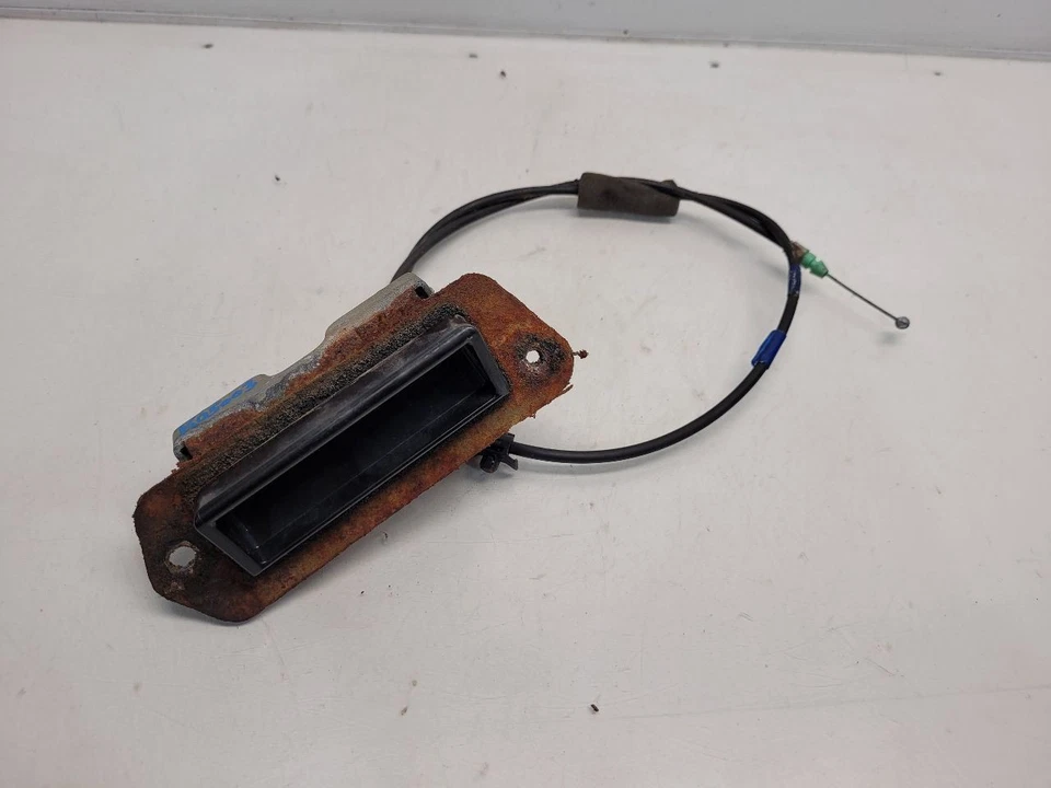 Manija de puerta levadiza trasera Honda Pilot 2003-08 con cable Foto 1 de 4