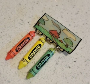 Vintage Crayon 3 Crayons Red Yellow & BLue Pin Brooch - Foto 1 di 9