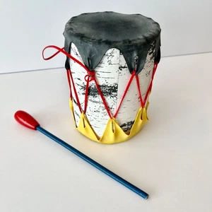 Vintage Faux weiße Birke Indianer Pow Wow kleine Trommel Replik Spielzeug + Drumstick - Bild 1 von 9