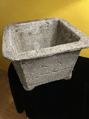 Maceta de cemento fundido en forma de octoganol de la década de 1930 Foto 1 de 4