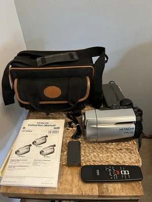 Hitachi VM-E645LA Bundle With Case Remote Charger 8mm Video Camcorder TESTED - Image 1 of 4